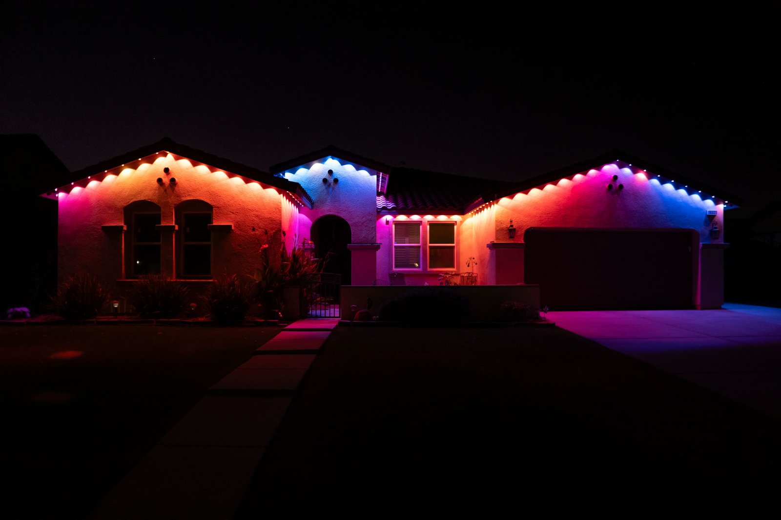 Permanent roofline lighting